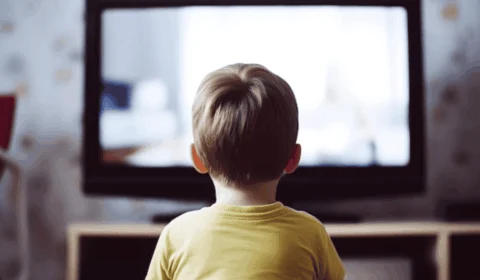 Oftalmologistas alertam: uso excessivo de telas pode prejudicar a visão das crianças; saiba como prevenir