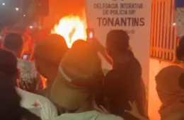 População de Tonantins invade delegacia e lincha suspeito de feminícidio até a morte; corpo foi queimado na porta da delegacia