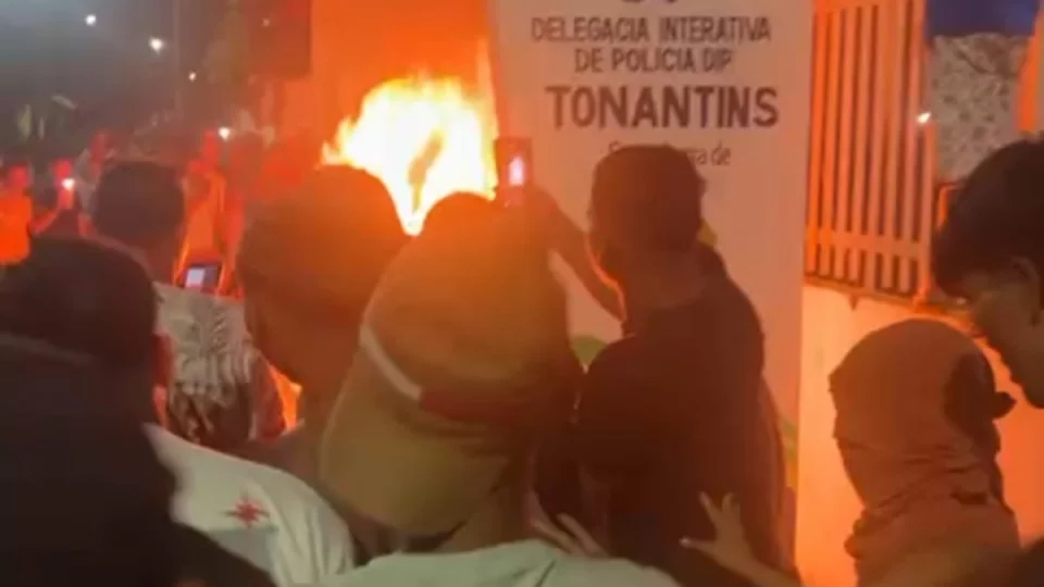 População de Tonantins invade delegacia e lincha suspeito de feminícidio até a morte; corpo foi queimado na porta da delegacia