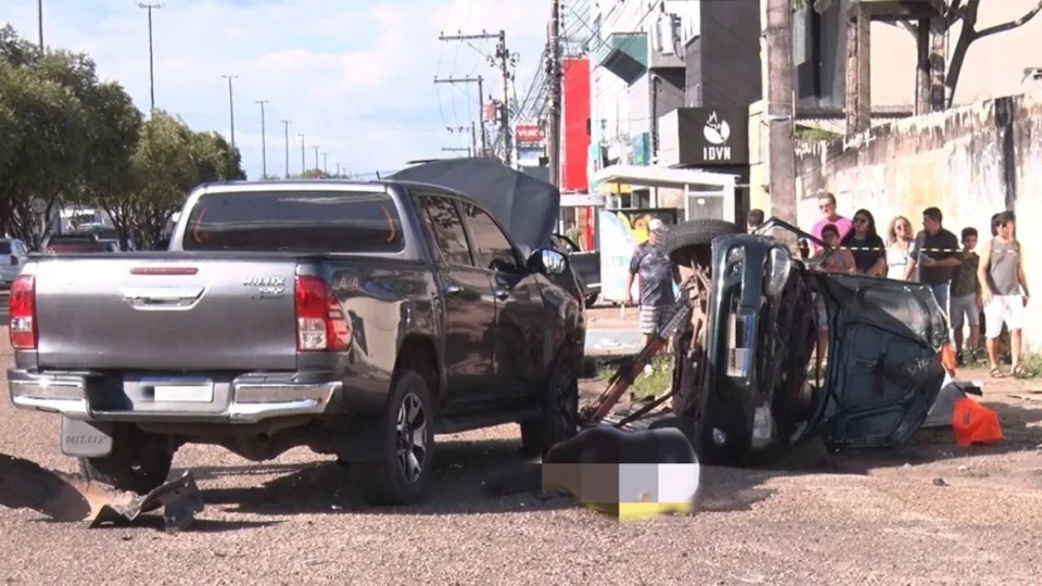 Colisão entre carros deixou duas pessoas mortas e duas feridas na Avenida Ville Roy em Boa Vista