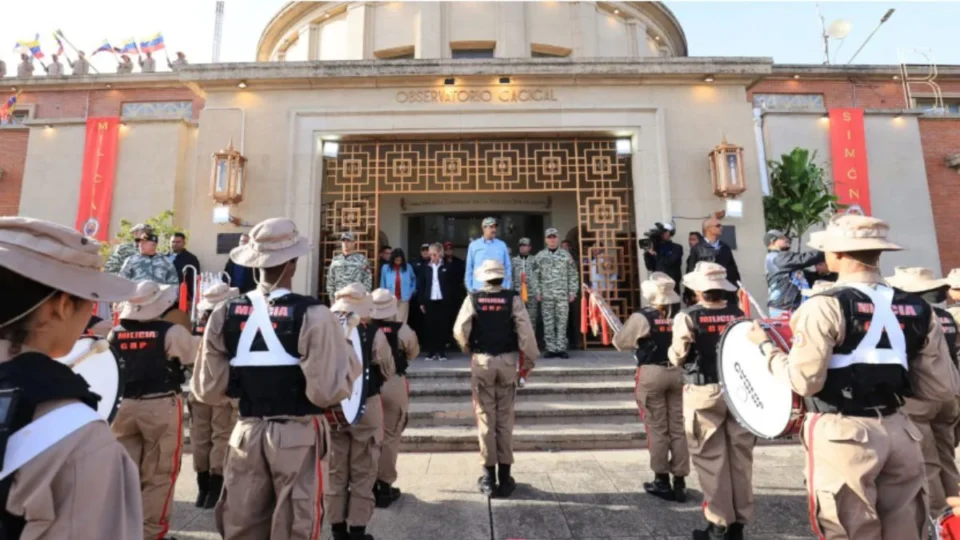 Maduro convoca alistamento em meio a tensão com os EUA e liberta presos políticos