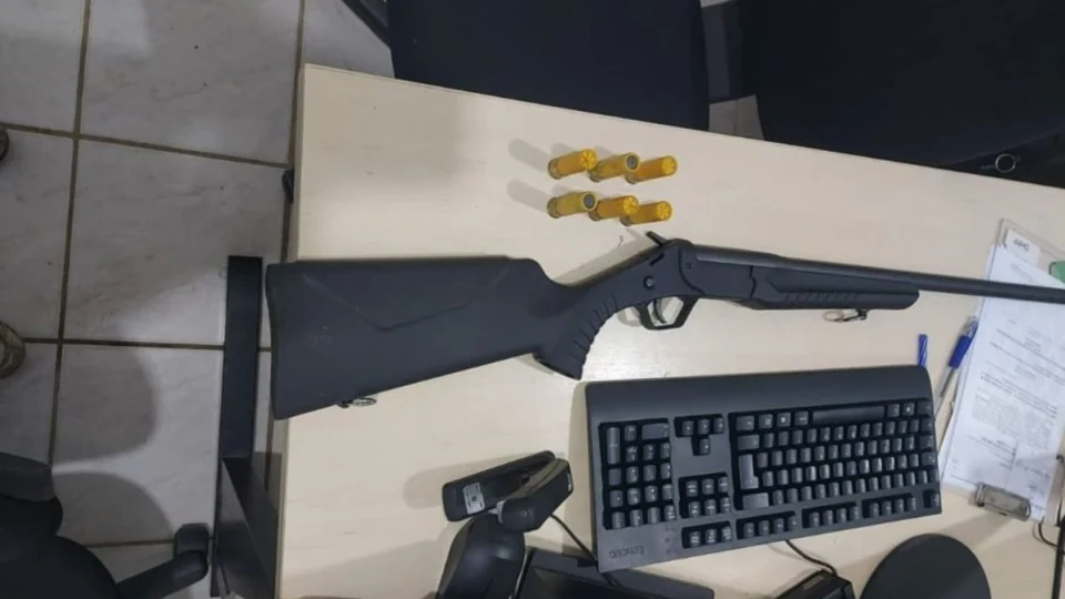 Motorista de ambulância é preso em Mucajaí por porte ilegal de arma durante fiscalização