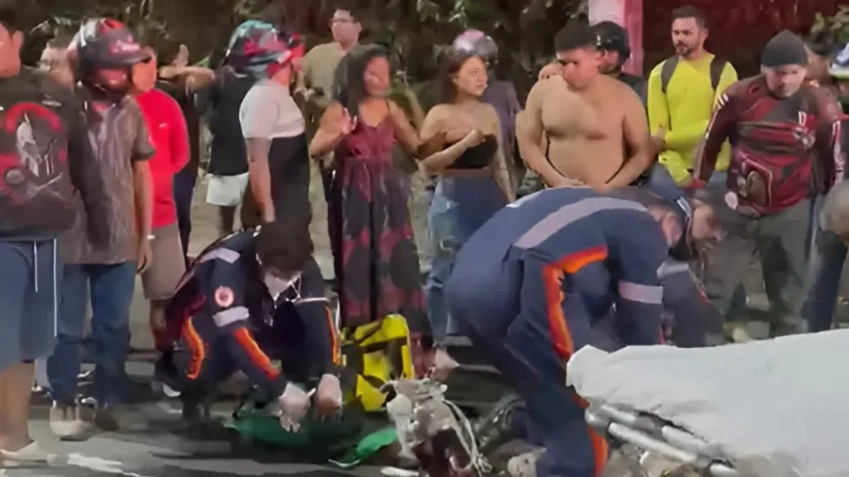 Jovem vítima de acidente entre moto e carro em Manaus é reanimada por SAMU, mas não resiste