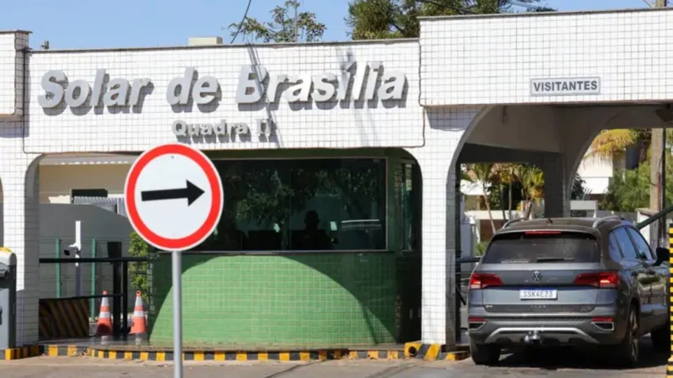 Moraes autoriza vigilância integral de Bolsonaro antes de julgamento por risco de fuga