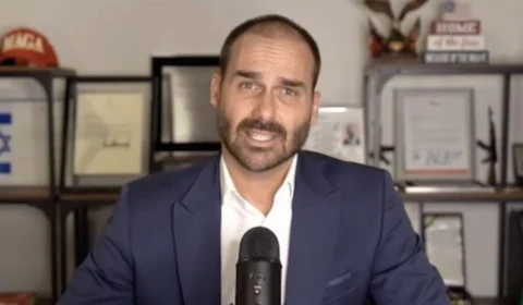 Eduardo Bolsonaro pede a Hugo Motta para exercer mandato nos Estados Unidos