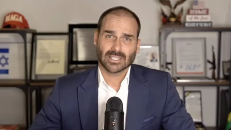 Eduardo Bolsonaro pede a Hugo Motta para exercer mandato nos Estados Unidos