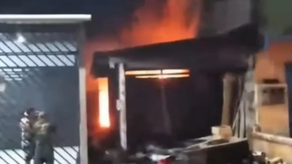 ‘Foguinho’ provoca incêndio na própria casa no interior do Amazonas