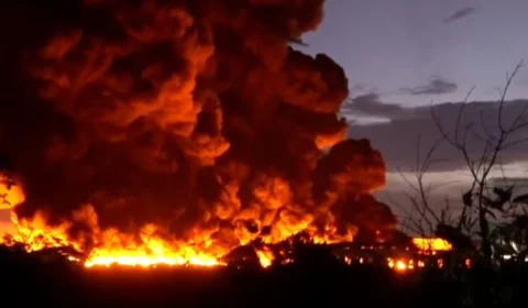 Incêndio em fábrica no Distrito Industrial já dura quase 20 horas e gera fumaça intensa