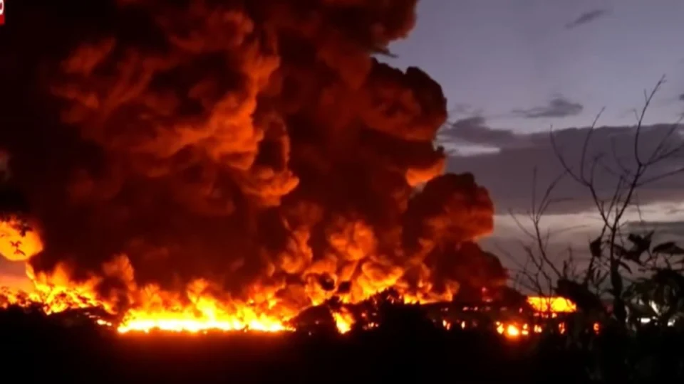 Incêndio em fábrica no Distrito Industrial já dura quase 20 horas e gera fumaça intensa