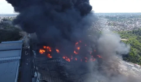 VÍDEO: incêndio em fábrica de Manaus é controlado após mais de 30h; caso é tratado como desastre ambiental