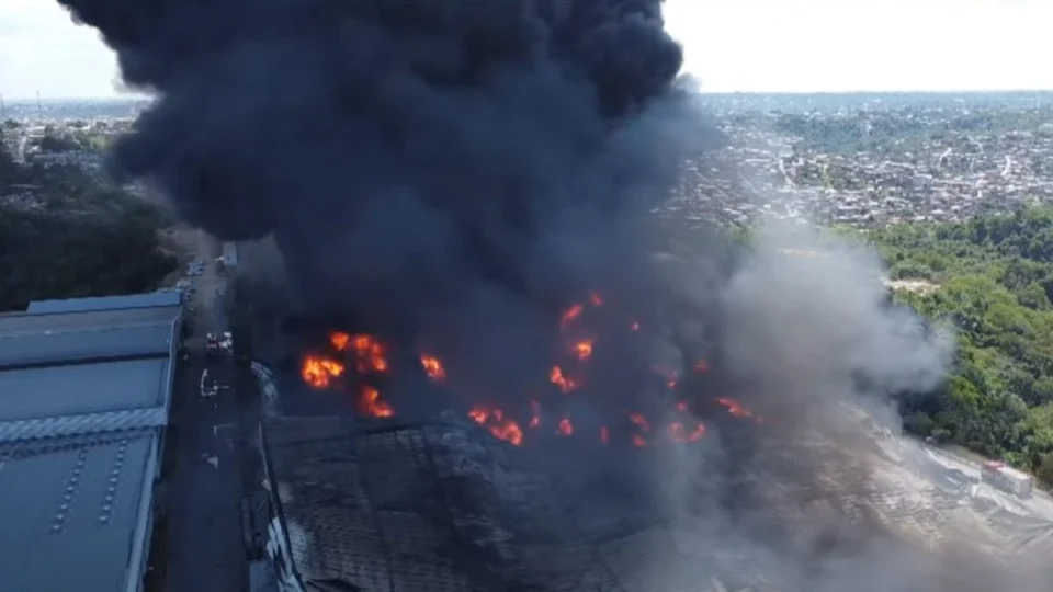 VÍDEO: incêndio em fábrica de Manaus é controlado após mais de 30h; caso é tratado como desastre ambiental