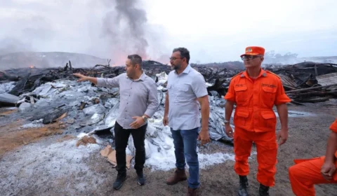 Wilson Lima acompanha combate a incêndio em fábricas de Manaus que dura mais de 30 horas