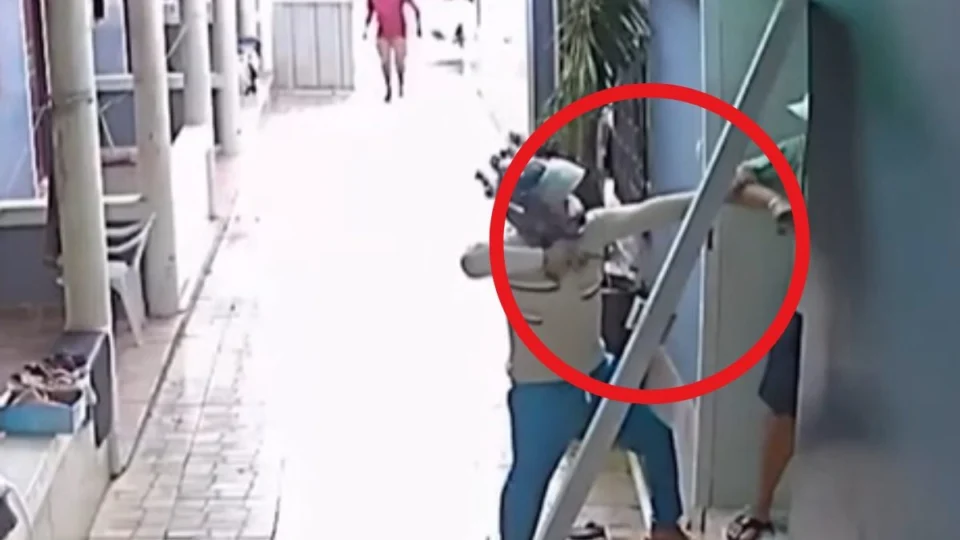 VÍDEO: assaltantes invadem casa e roubam R$ 6 mil e jóias de família em Manacapuru