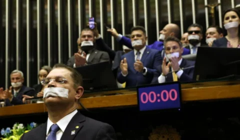 Esparadrapo na boca, Mesa ocupada e sessões canceladas: políticos protestam no Congresso e cobram ‘exigências’