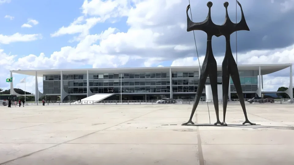 Homem é contido após ameaçar explodir artefatos na Praça dos Três Poderes em Brasília