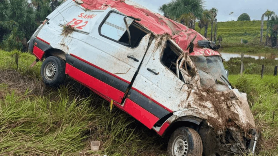 Ambulância do Samu capota no interior do Acre e dois profissionais ficam feridos