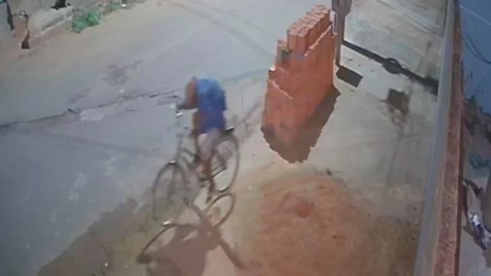 VÍDEO: homem furta bicicleta em frente a farmácia na zona Leste de Porto Velho