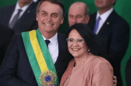 Às vésperas de julgamento, Bolsonaro recebe visita de Damares