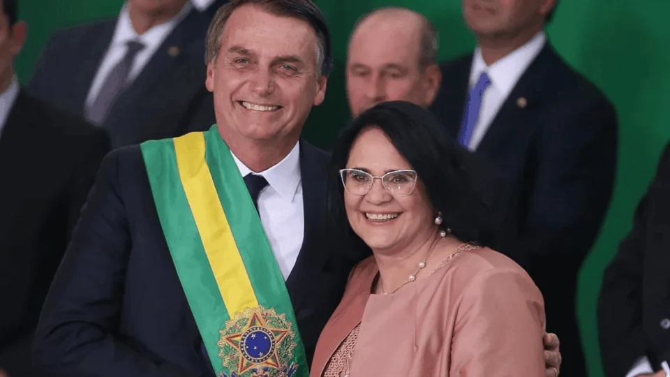 Às vésperas de julgamento, Bolsonaro recebe visita de Damares