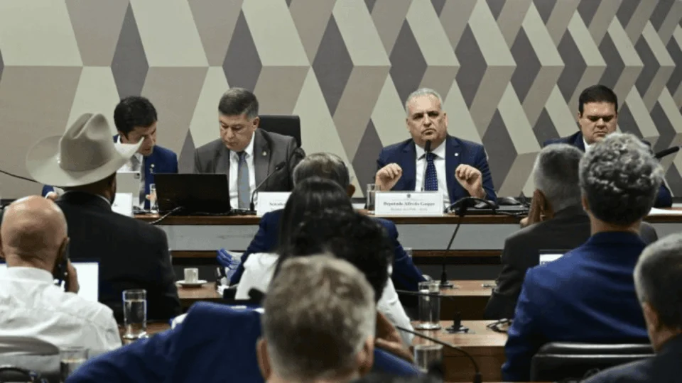 CPMI do INSS pede prisão preventiva de 21 investigados por descontos indevidos; confira lista