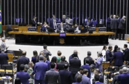 Deputados aprovam projeto que proíbe descontos de associações em benefícios do INSS