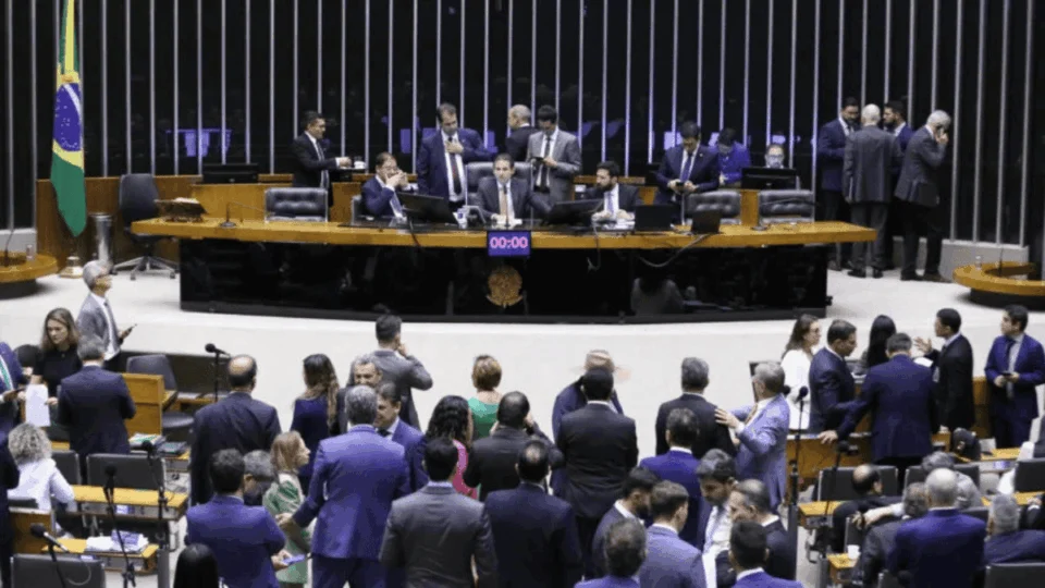 Deputados aprovam projeto que proíbe descontos de associações em benefícios do INSS