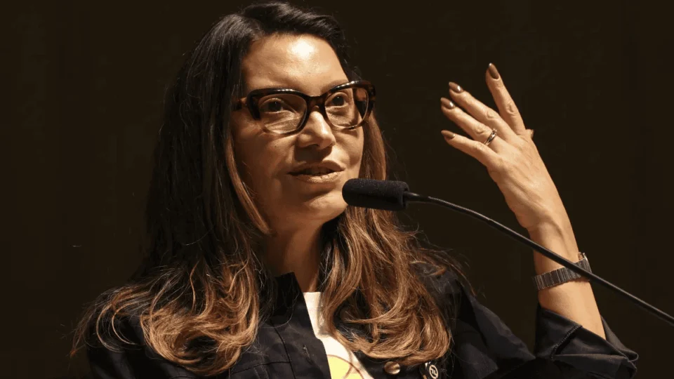 ‘Quis pegar minha bolsa e minhas cachorras e voltar para casa’, diz Janja sobre pressões em Brasília