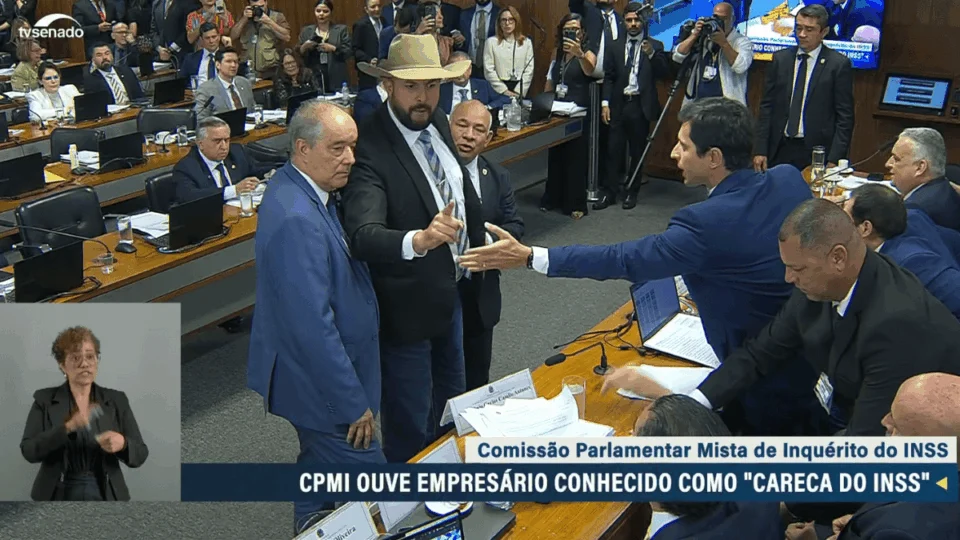 Vídeo: deputado e advogado discutem na CPMI do INSS após acusação de ‘maior roubo da história do Brasil’