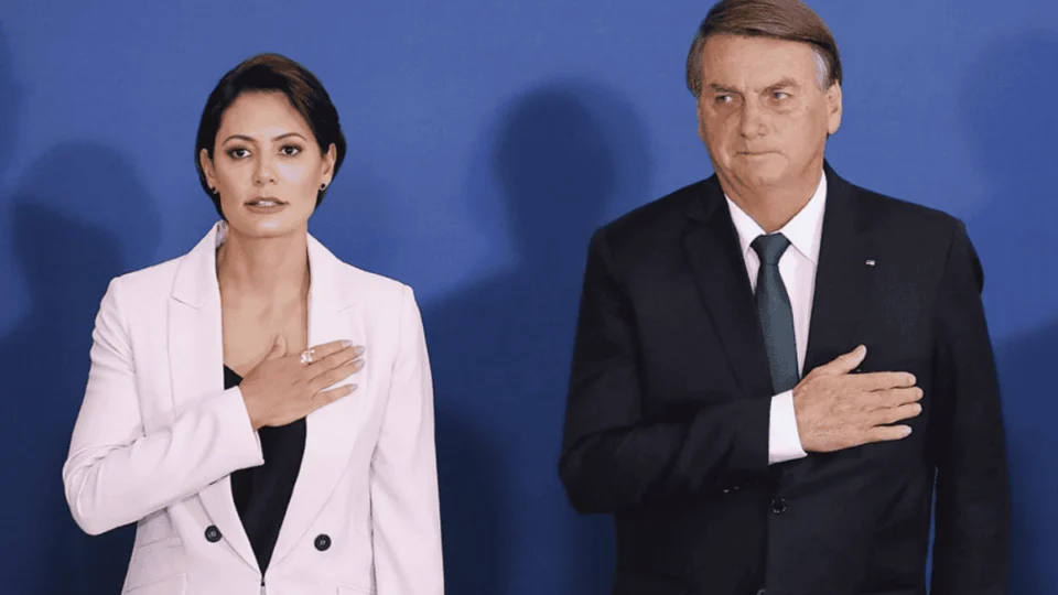 ‘Meu amor está bem’, diz Michelle após crise de soluços e vômitos de Bolsonaro