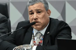 Presidente da Conafer é preso em flagrante durante depoimento à CPMI do INSS e solto após pagar fiança