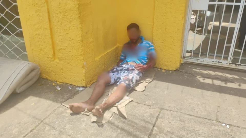 VÍDEO: morador de rua é espancado e esfaqueado em frente ao Centro Pop em Porto Velho