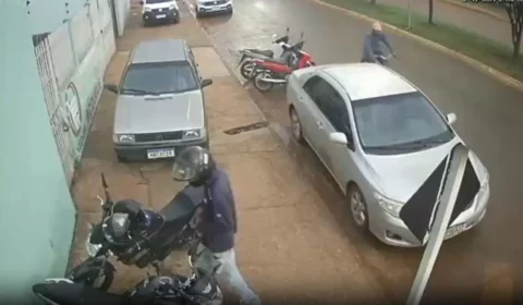 VÍDEO: jovem tem motocicleta furtada enquanto trabalhava em supermercado de Vilhena