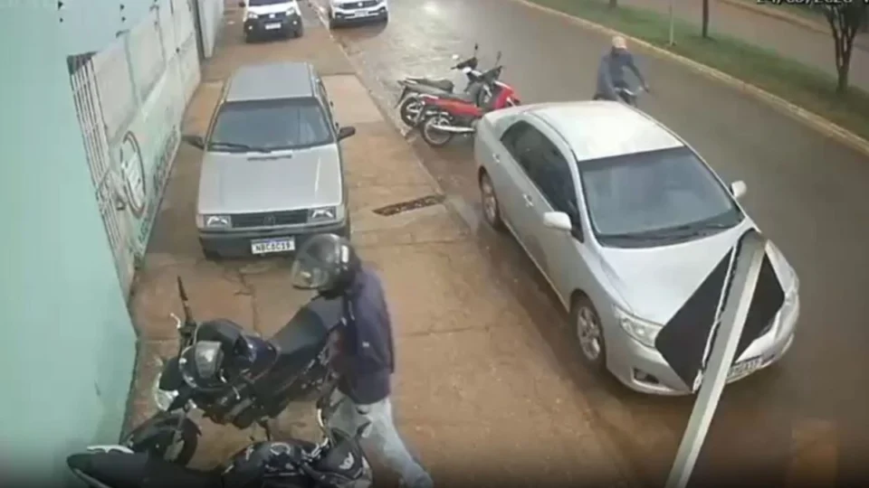 VÍDEO: jovem tem motocicleta furtada enquanto trabalhava em supermercado de Vilhena