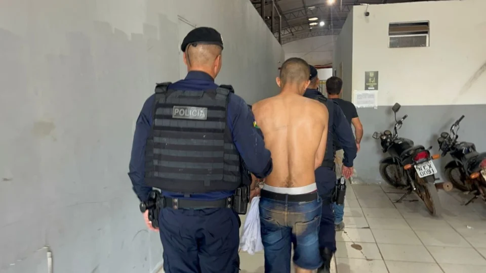 VÍDEO: Forças de segurança desarticulam ponto de tráfico no bairro Marcos Freire e prendem suspeitos