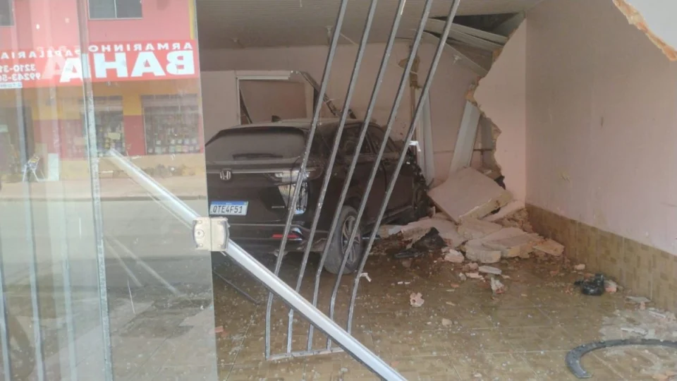 VÍDEO: Carro desgovernado destrói fachada de comércio na zona Sul de Porto Velho
