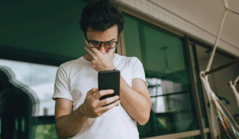 Mexer no celular do parceiro: curiosidade ou crime? Saiba o que diz o Código Penal; VÍDEO