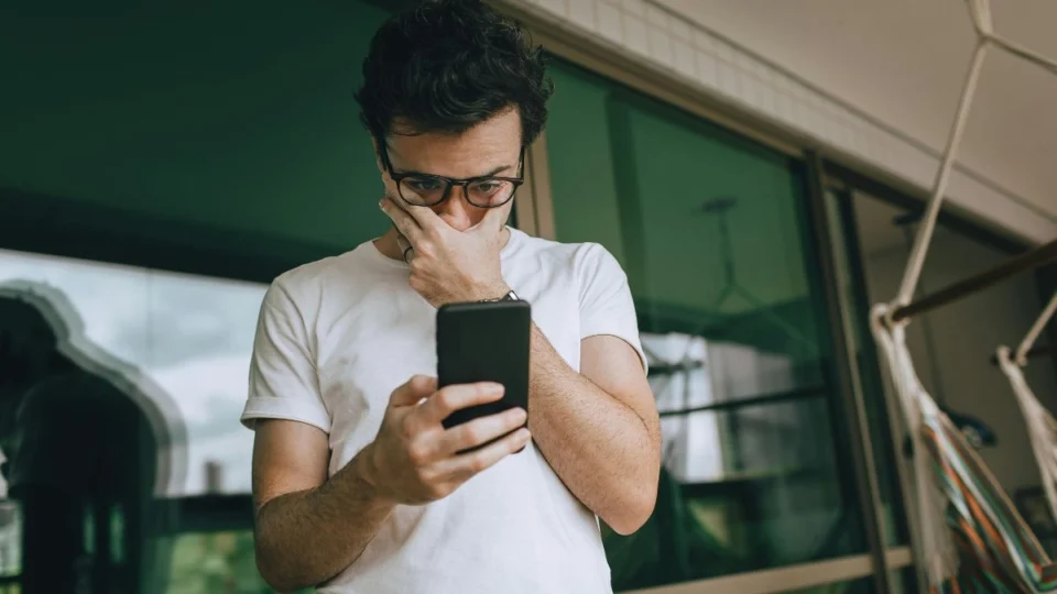 Mexer no celular do parceiro: curiosidade ou crime? Saiba o que diz o Código Penal; VÍDEO