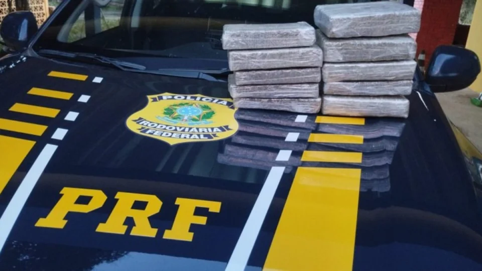 Mulher é presa com 10 kg de maconha em bagagem na BR-364
