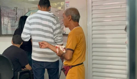 VÍDEO: Idoso utiliza pedaço de madeira para se defender de agressor em Porto Velho