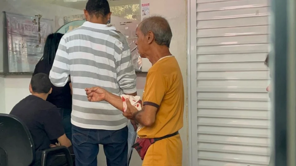 VÍDEO: Idoso utiliza pedaço de madeira para se defender de agressor em Porto Velho