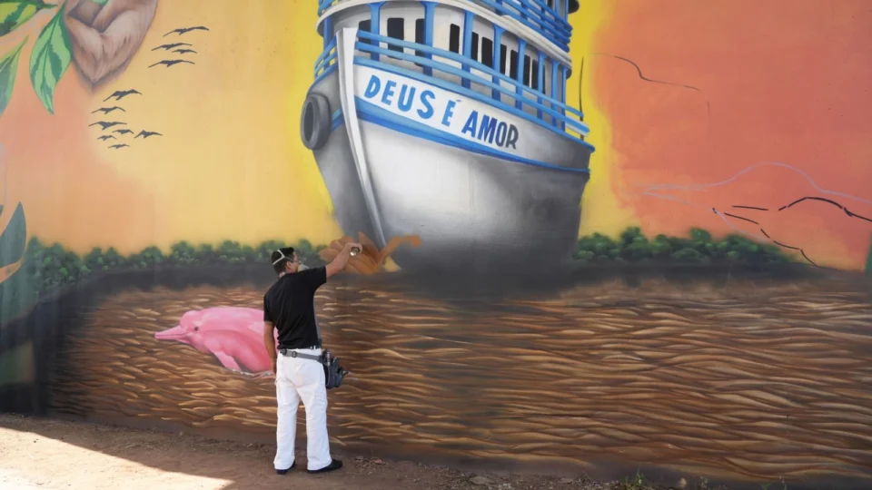 Viaduto do Trevo do Roque recebe mural com cores da Amazônia