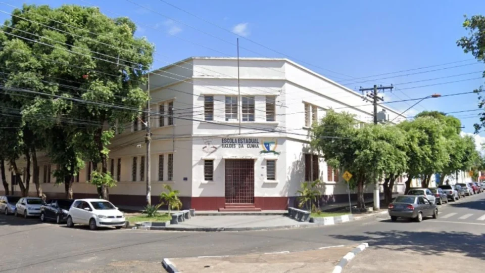 Estudante de 12 anos é encontrada desacordada em banheiro de escola estadual de Boa Vista