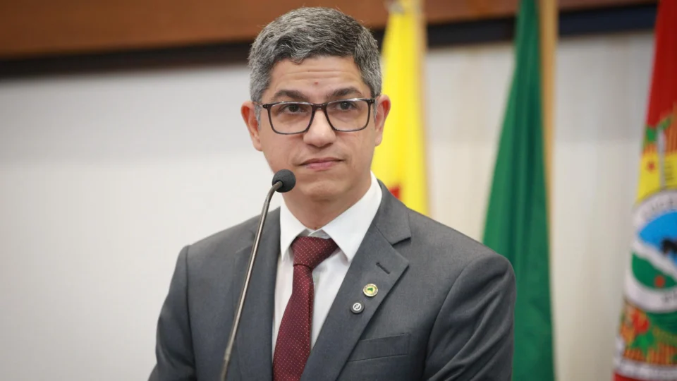 Deputado no Acre se manifesta após condenação por violação de direitos autorais em concurso público