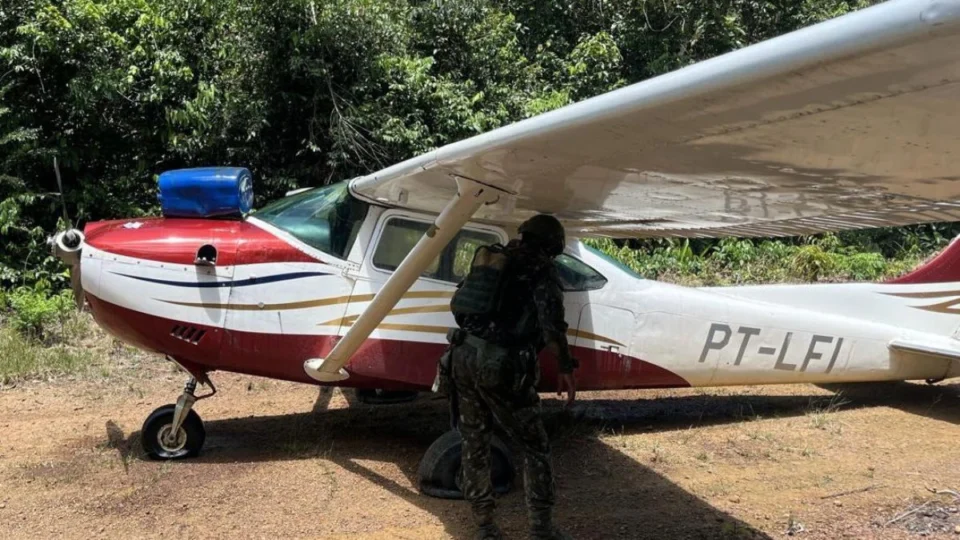 Militares apreendem aeronave irregular em operação na Terra Yanomami
