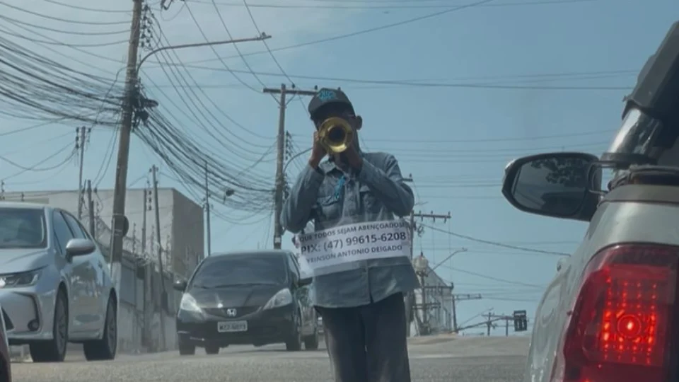Venezuelano busca recomeço no Acre e toca trompete no trânsito para sobreviver