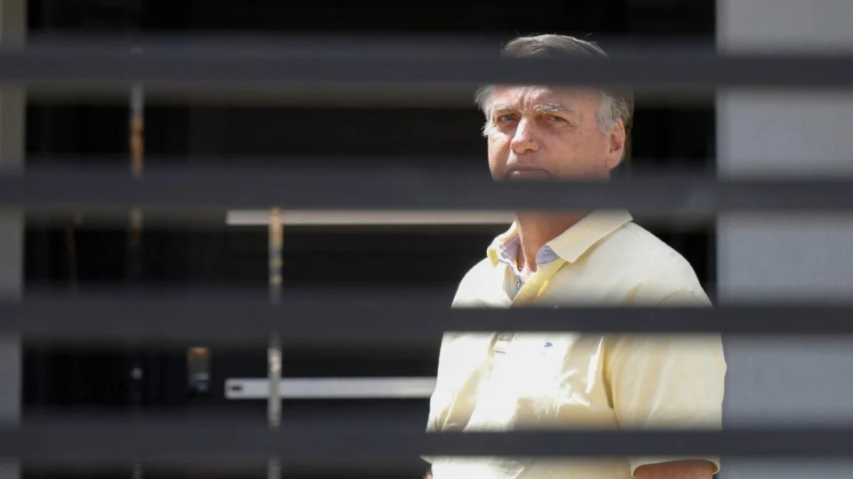 Bolsonaro deixa hospital após tratar lesões e retorna à prisão domiciliar; confira