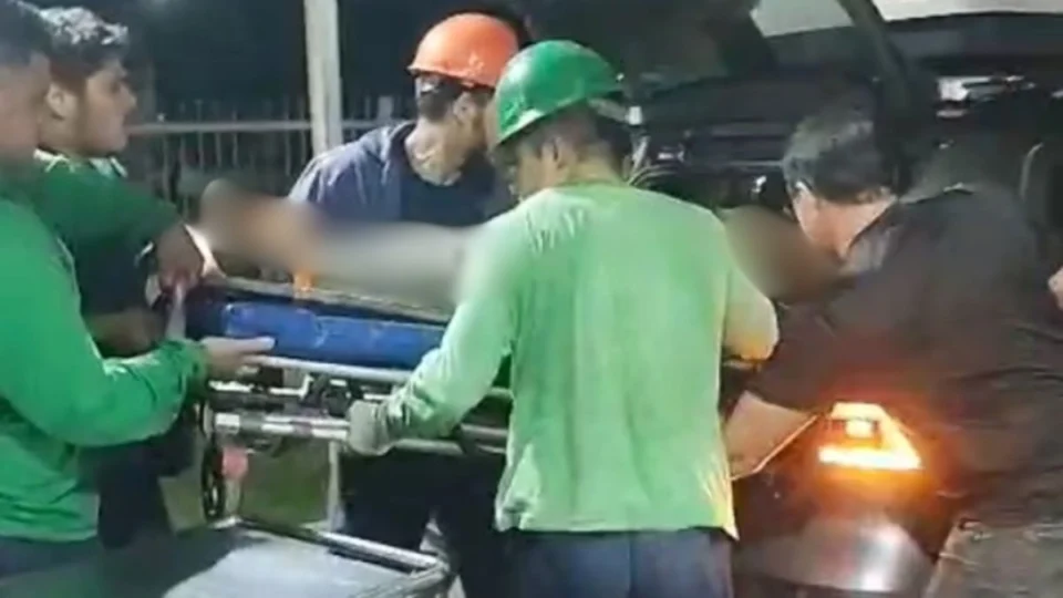 Caminhoneiro morre prensado por toras de madeira após acidente no Amazonas