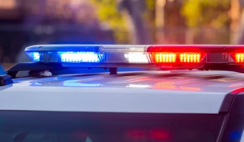 Homem é preso após ferir idoso com facão e tentar agredir criança no interior do Acre