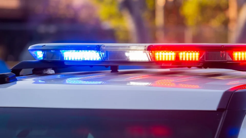 Homem é preso após ferir idoso com facão e tentar agredir criança no interior do Acre