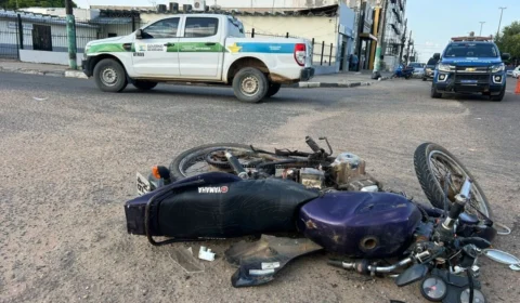 Veículo oficial da SETRABES se envolve em acidente com moto em Boa Vista